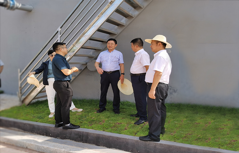 江西省生態(tài)環(huán)境廳副廳長級生態(tài)環(huán)境監(jiān)察專員、贛南專員辦主任喻子水一行蒞臨挺進環(huán)保和樂新村項目點視察調(diào)研